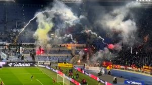 Lancio di petardi al derby di Coppa Italia: 16 Daspo per romanisti e laziali