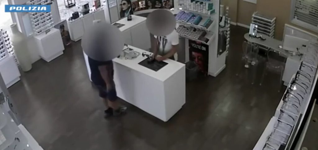 Playstation e iPhone con i bancomat rubati: El Gordo e la gang di latinos che derubavano anziani e turisti