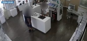Playstation e iPhone con i bancomat rubati: El Gordo e la gang di latinos che derubavano anziani e turisti