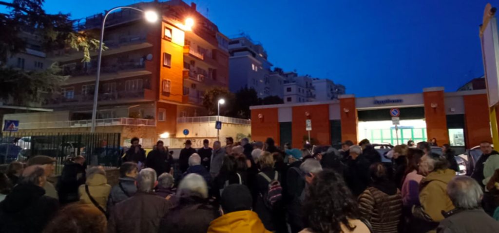 Cento persone alla manifestazione sul cantiere di via Lattanzio: "Serve chiarezza"