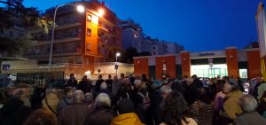 Cento persone alla manifestazione sul cantiere di via Lattanzio: "Serve chiarezza"