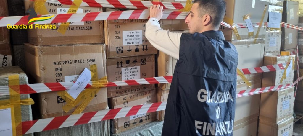 Marchio CE contraffatto sui prodotti di elettronica, sequestrati 220mila articoli