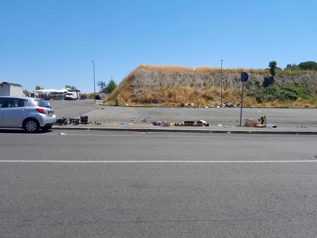 Animali morti e verdura abbandonata. Al mercato di Labaro scatta “l’allarme topi”