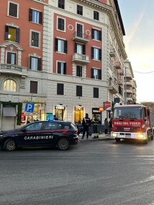 Metro B, paura a piazza Bologna: fumo in stazione. Fermata sgomberata e chiusa