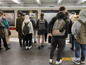 Si mette a correre lungo binari della metro B, bloccato dagli agenti
