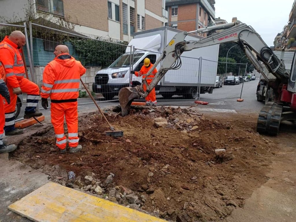 Fleming, al posto del pino simbolo del quartiere arriva un manufatto Acea