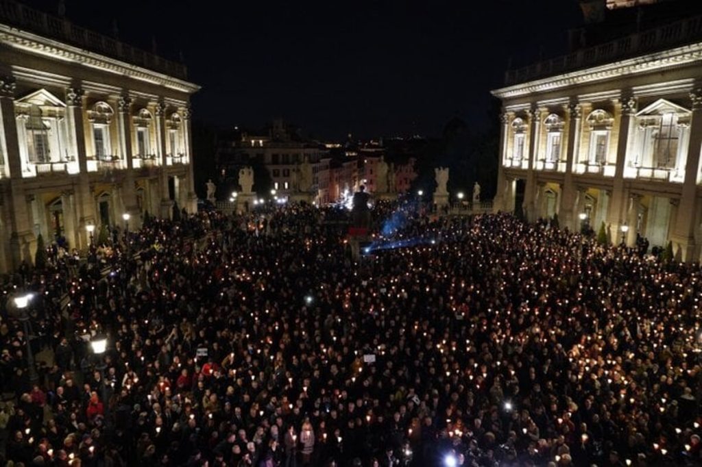 Navalny, dalla fiaccolata arriva una richiesta: "Intitolategli via Gaeta". Lega contestata