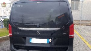 Incidente Magliana, conducente Ncc perde controllo dell'auto e si ribalta: un ferito grave