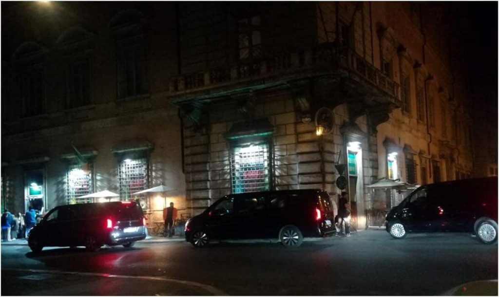 Le auto "nere" degli Ncc davanti ai locali della movida, i tassisti scrivono all'assessore Patanè