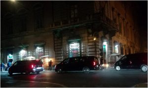 Le auto "nere" degli Ncc davanti ai locali della movida, i tassisti scrivono all'assessore Patanè
