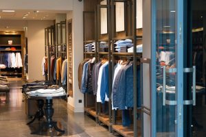 Attende la chiusura e rapina il negozio di abbigliamento