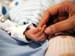 Neonata morta dopo il parto, quattro indagati. E c'è una testimone