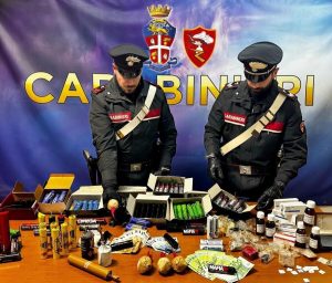 La coppia che nascondeva in casa droga e 8 chili di fuochi d’artificio artigianali