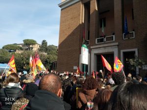 Gli Oepac “assediano” il Comune. Oltre 500 in piazza contro il precariato