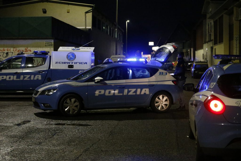 Spari davanti al bar a Torre Maura: fermato un ragazzo. Ipotesi spaccio di droga