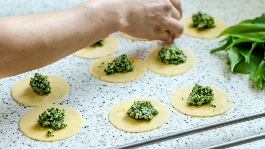 Un nuovo laboratorio a Roma dove persone con disabilità producono pasta fresca