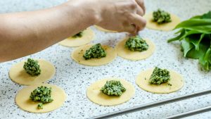 Un nuovo laboratorio a Roma dove persone con disabilità producono pasta fresca