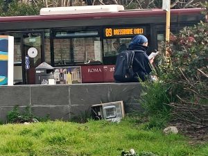 Elettrodomestici, preservativi, rifiuti: l'area verde della metro è una pattumiera a cielo aperto
