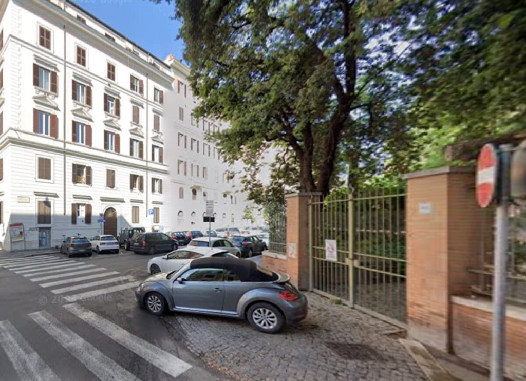 Picchiato e ferito con un vetro da tre rapinatori