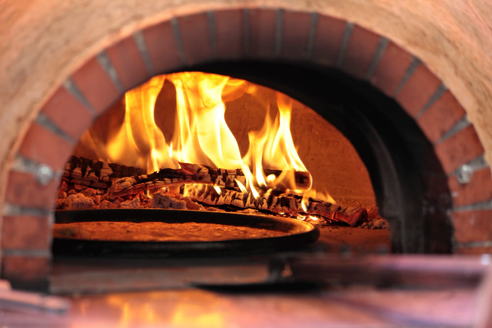 Guida completa per scegliere il forno a legna perfetto per il tuo giardino