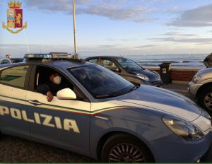 Preso a bastonate e accoltellato dopo essere stato sorpreso a rubare in un bar