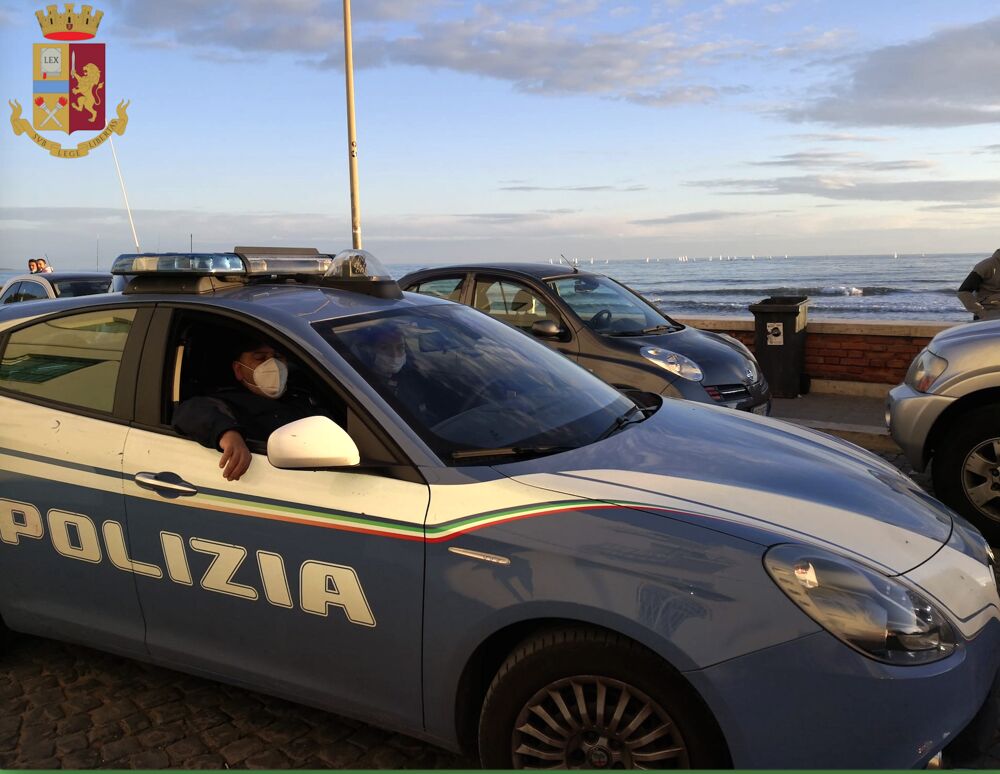 Preso a bastonate e accoltellato dopo essere stato sorpreso a rubare in un bar