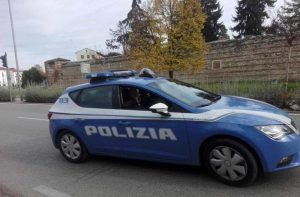 Precipita dal balcone mentre sistema una tenda, morto 49enne
