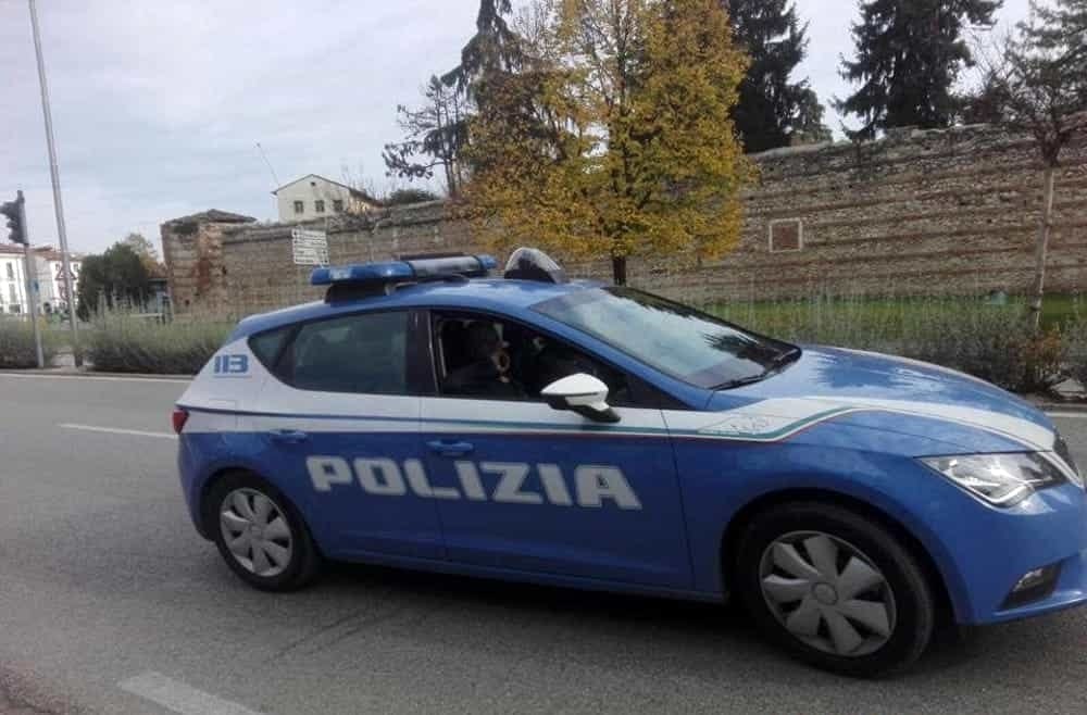 Precipita dal balcone mentre sistema una tenda, morto 49enne