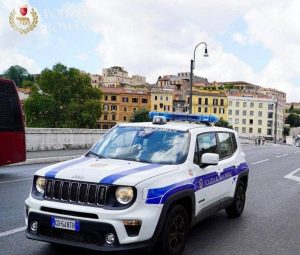 Minaccia di lanciarsi da Ponte Garibaldi dopo aver subito un furto, salvato