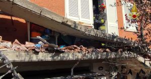 Tragedia a Roma, crolla un balcone e resta schiacciata: morta anziana