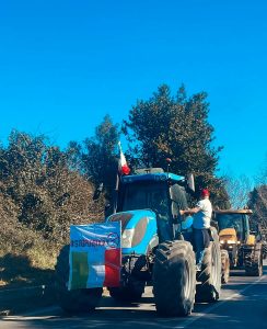 Agricoltori, la protesta dei trattori alle porte di Roma. Occupate le strade di Formello
