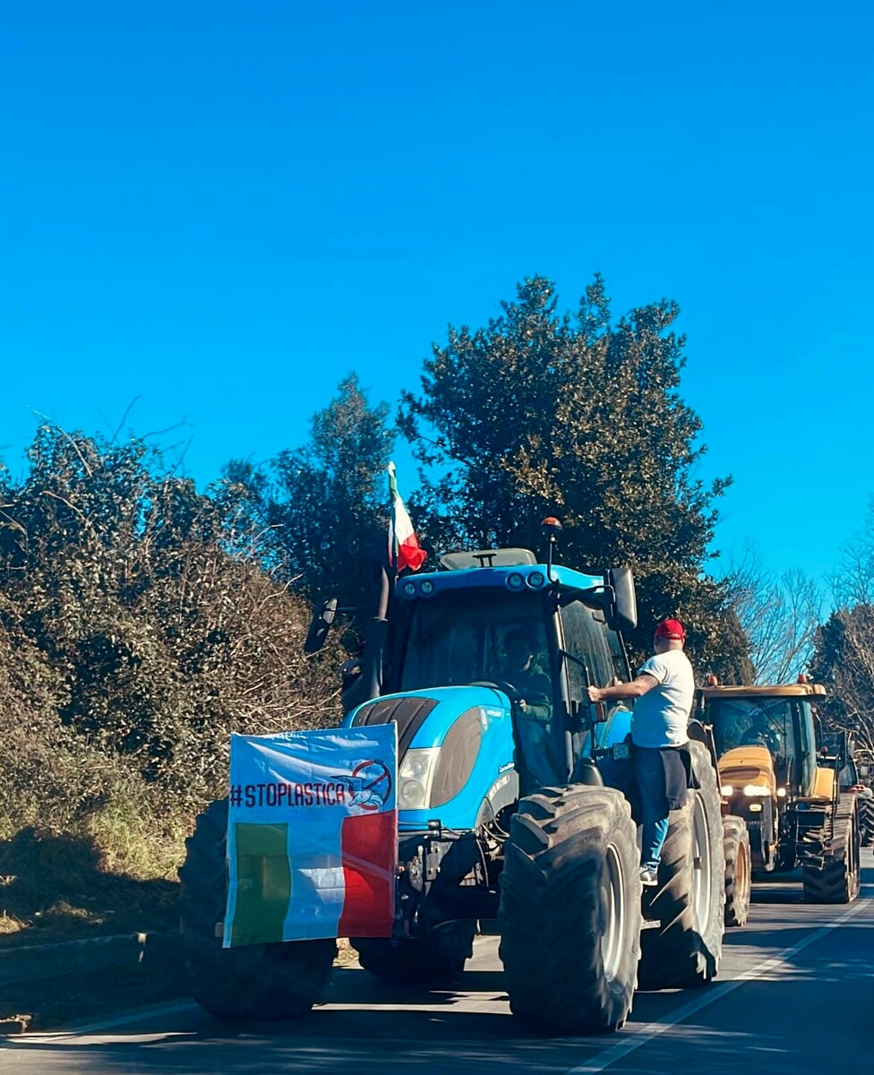 Agricoltori, la protesta dei trattori alle porte di Roma. Occupate le strade di Formello