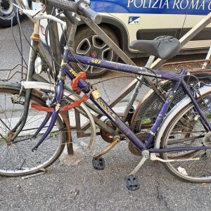 Roma, battaglia alle bici abbandonate e cannibalizzate: rimosse 23 "carcasse" dal centro storico