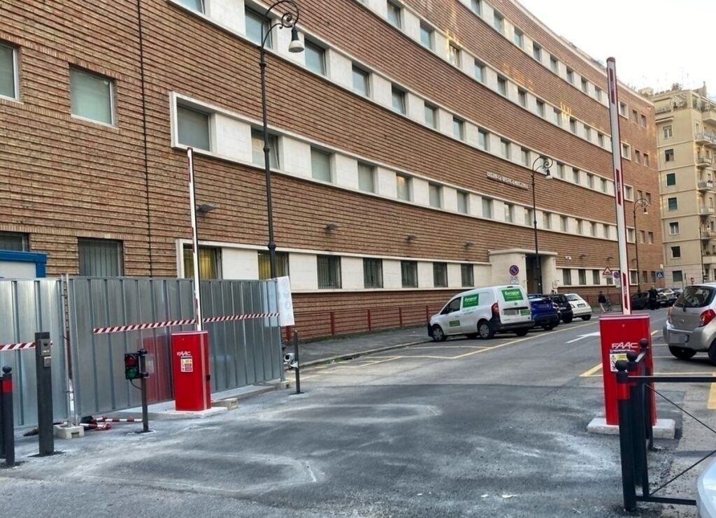Strada chiusa e posti auto requisiti: servono ai dipendenti della Corte dei Conti
