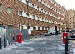 Strada chiusa e posti auto requisiti: servono ai dipendenti della Corte dei Conti