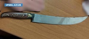 Ladro d'appartamento si scaglia contro la polizia con una scimitarra