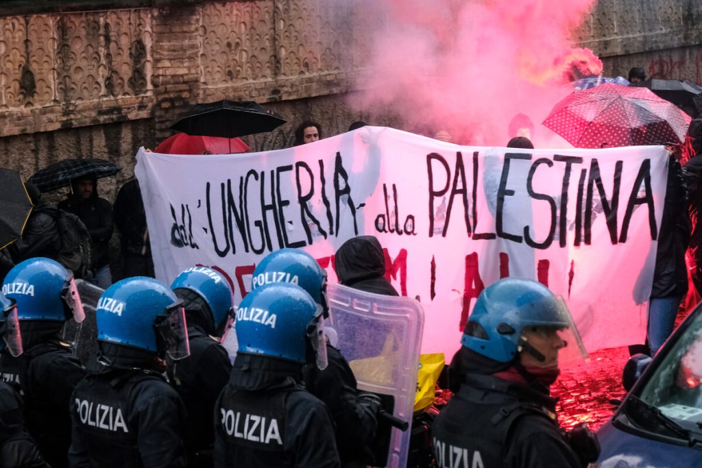 Scontri tra manifestanti e polizia al corteo di Roma per Ilaria Salis