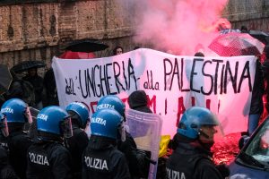 Scontri tra manifestanti e polizia al corteo di Roma per Ilaria Salis