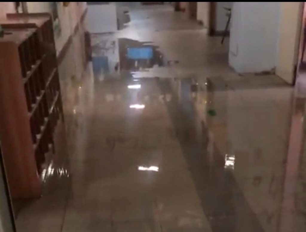 Un idrante rotto allaga la scuola: l'istituto invaso dall'acqua. IL VIDEO