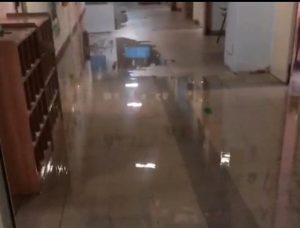 Un idrante rotto allaga la scuola: l'istituto invaso dall'acqua. IL VIDEO