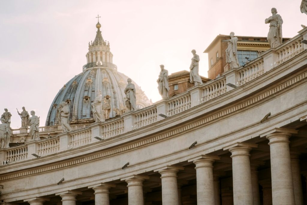 Poche tasse, tanti privilegi. Quanto conviene lavorare per il Vaticano