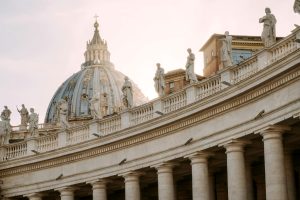 Poche tasse, tanti privilegi. Quanto conviene lavorare per il Vaticano