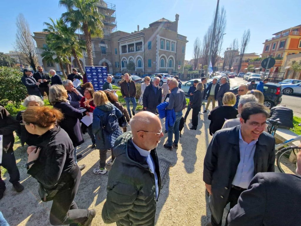 A Ostia il sit-in per chiedere strade più sicure: "Vogliamo mille attraversamenti rialzati in tutta Roma"