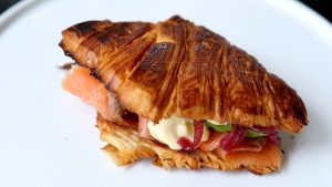 Smash Croissant. La novità del cornetto alla piastra spiegata bene