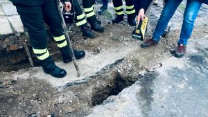 Voragine alla Magliana: chiusa la strada