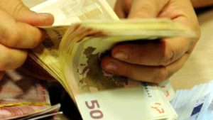 Marito e moglie fermati con 67mila euro in contanti nell'auto
