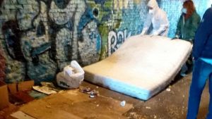 Sottopasso del Quadraro, la riqualificazione è al palo. Allarme del municipio V: "Giacigli tra i rifiuti speciali"