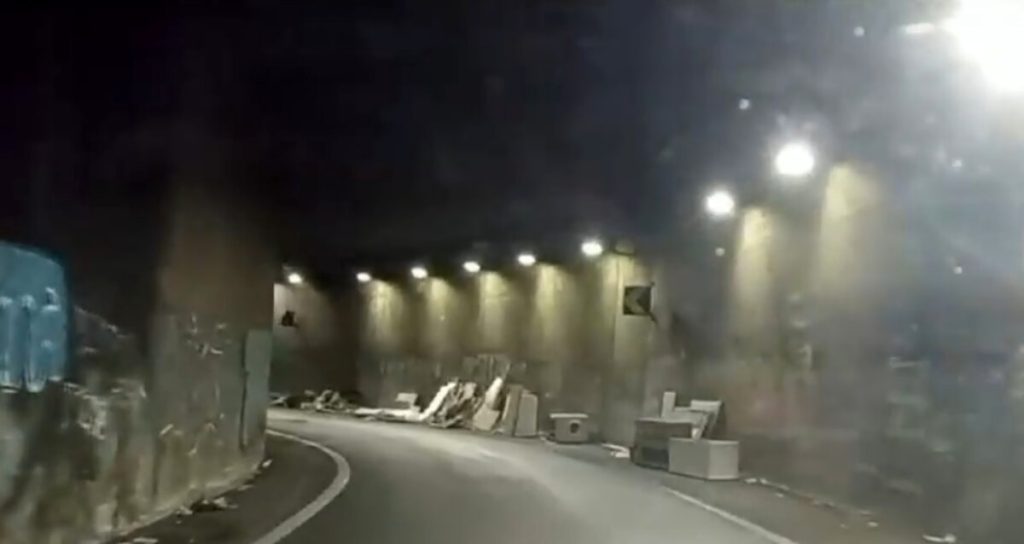 Tor Bella Monaca, cumuli di rifiuti allo svincolo di viale Oxford