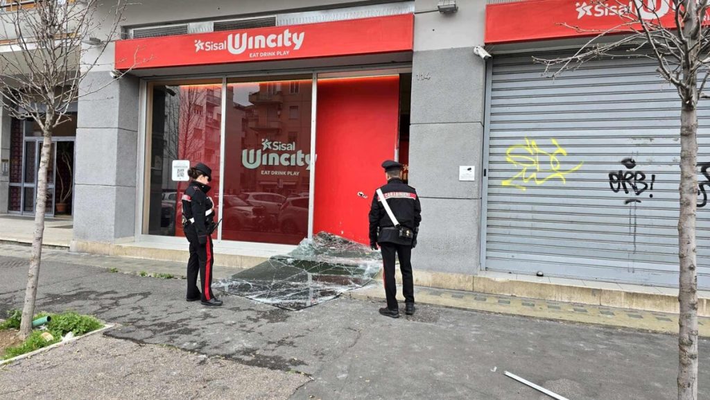 Banda spacca vetrata a bastonate e scappa con la cassaforte della sala scommesse