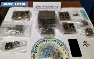 Guida senza patente e lancia uno zaino pieno di droga per evitare un controllo